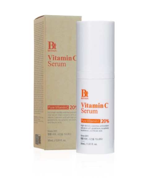 Een witte fles en een beige doos met vitamine C-serum in eenvoudige verpakking.
