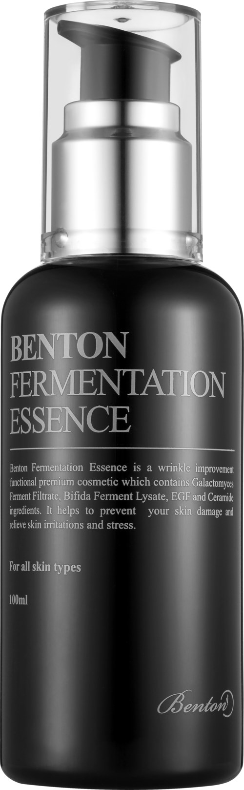 Een zwarte fles met pomp, gelabeld Benton Fermentation Essence, voor huidverzorging, geschikt voor alle huidtypes.
