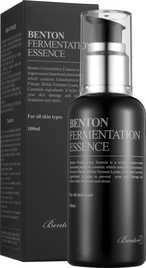 Een zwart flesje en doos met Benton Fermentation Essence voor alle huidtypen, gebruikt voor huidherstel en schadepreventie.