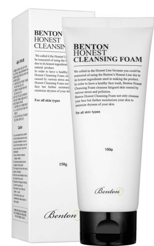 Een witte tube en doos van Benton Honest Cleansing Foam voor alle huidtypes. Het product heeft een eenvoudig ontwerp met tekst.