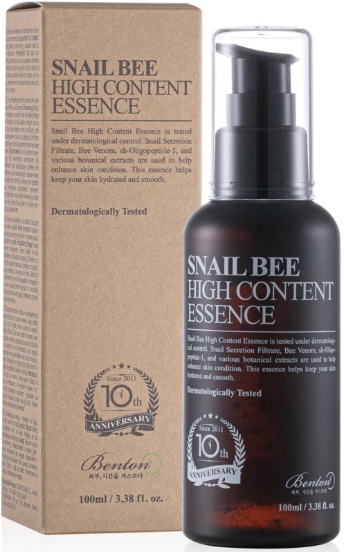 En hudvårdsprodukt i en svart flaska med pump, bredvid en beige låda märkt "Snail Bee High Content Essence."
