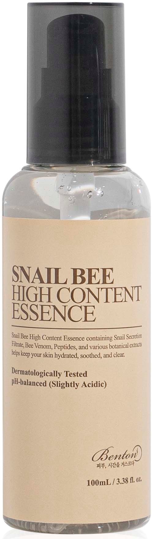 Een doorzichtige sprayfles met zwarte dop, gelabeld 'Snail Bee High Content Essence' door Benton.