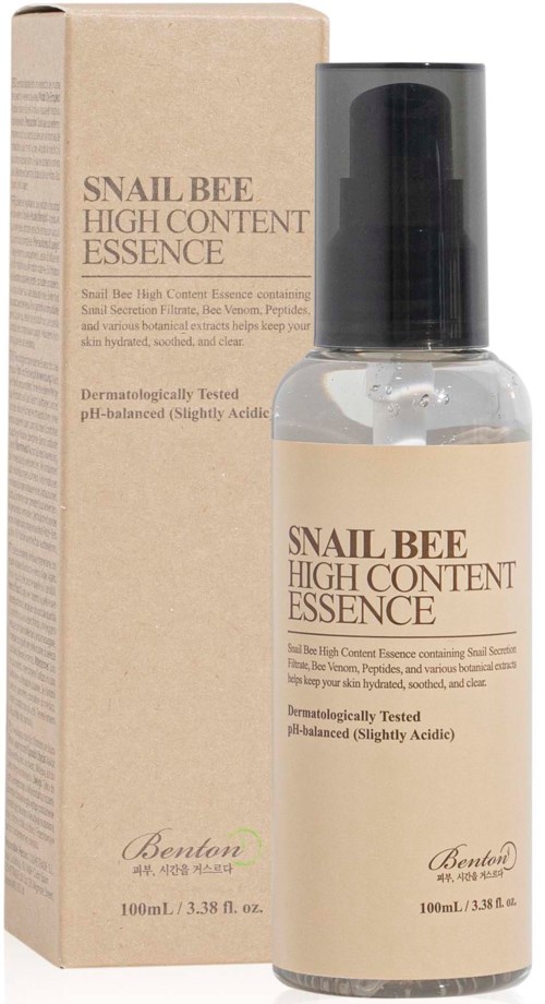 Doorzichtige fles en doos met label 'Snail Bee High Content Essence' en zwarte pomp, op witte achtergrond.