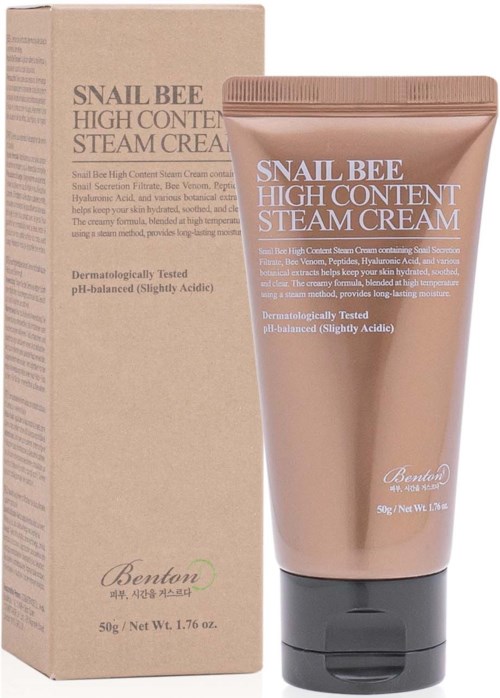 Een tube snail bee high content steam cream naast de verpakking, beide in beige en roze kleuren, met tekstlabels.