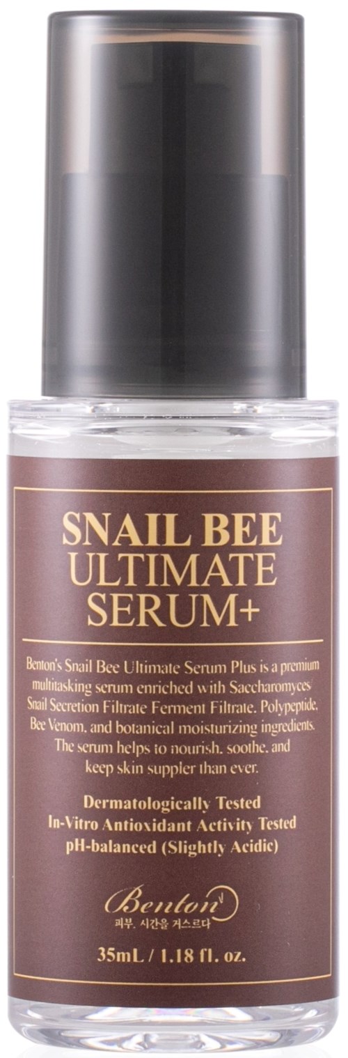 Kleine, heldere fles met grijze pomp, labeled 'Snail Bee Ultimate Serum+', bevat huidverzorgingsserum. Het label is paars en goud.
