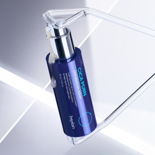 Een blauwe fles met "CICA PDRN" ligt op een metalen oppervlak met een doorzichtig plastic buisje eraan.