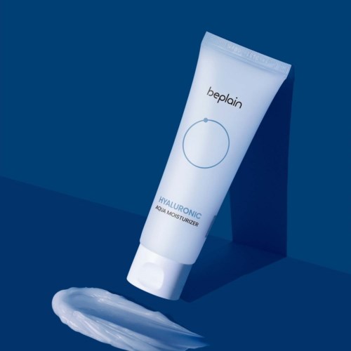 De tube is wit met blauwe tekst, gemerkt 'bepain' en 'Hyaluronic Aqua Moisturizer.' Wat crème ligt ernaast.