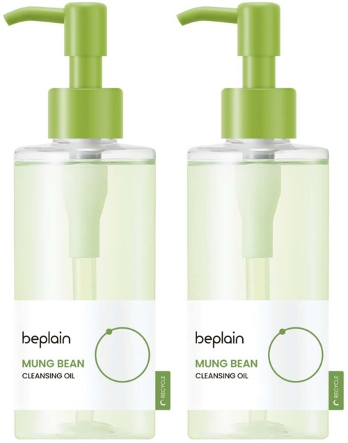 Twee flessen reinigingsolie met groene pomp en label met 'Mung Bean Cleansing Oil'.