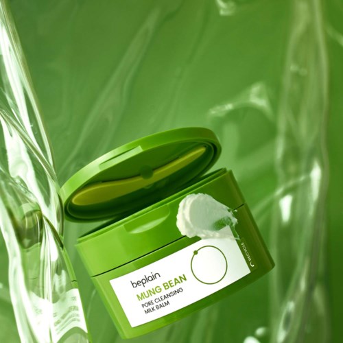 Ein grüner Behälter von Belpain Mug Bean porenreinigende Milchbalsam in transparentem Kunststoffverpackung.