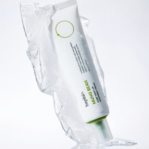 De afbeelding toont een tube met biologische vochtinbrengende crème met groene dop. Het staat op een witte achtergrond.