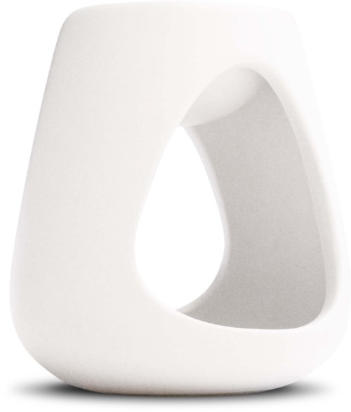 En vit, modern skulptur med ett stort hål i mitten, slät yta och runda kanter.