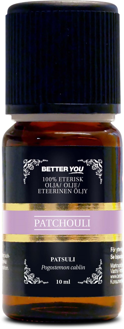 En liten amberflaske med svart lokk, merket 'Patchouli' og 'Patsuli' for essensiell olje, 10 ml.