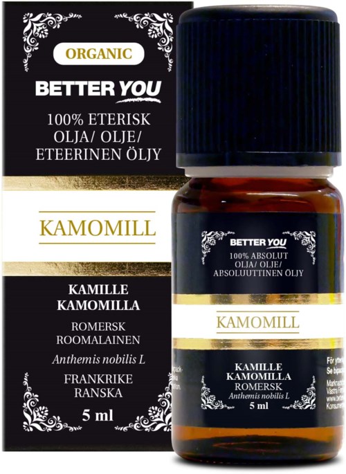 En liten brun flaske med svart skrulokk, merket 'Kamomill' for kamilleolje, ved siden av en svart-hvitt boks.