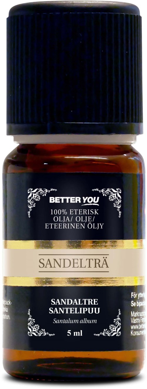Liten brun flaske med svart lokk merket med sandeltre essensiell olje fra Better You.