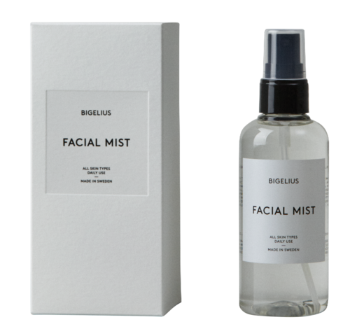 En klar sprayflaska och box märkt 'Facial Mist' för alla hudtyper, tillverkad i Sverige.