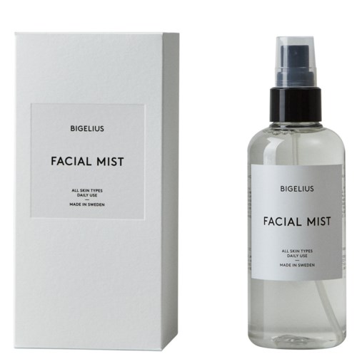 En tydlig ansiktsmistflaska bredvid en vit box med svart text, märkt Bigelius Facial Mist för alla hudtyper.