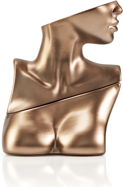 Een glanzende, gouden sculptuur van een vrouwenhals, schouders en profiel, met een scheur bij de borst.