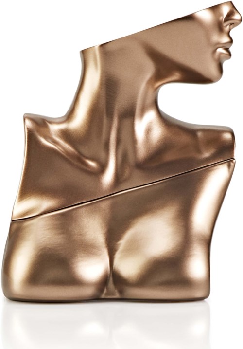Een metalen sculptuur van een vrouwenhals, schouder en lippen, gestileerd en glanzend met gladde krommen.