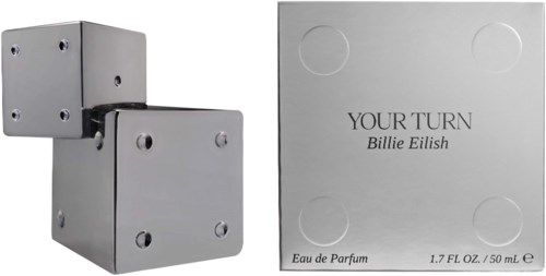 Een parfumfles in de vorm van verbonden metalen kubussen en een doos met de parfumnaam "YOUR TURN" door Billie Eilish.