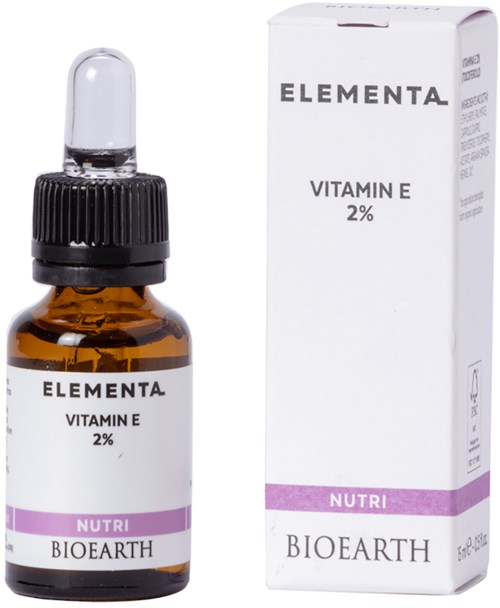 Een kleine bruine fles met vitamine E voor een wit doosje met vergelijkbare tekst. Het product is van Bioearth.