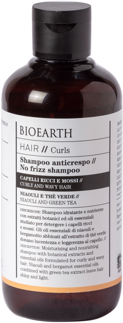 Een donkerbruine shampoefles met het label Bioearth voor krullend en golvend haar, met instructies in meerdere talen.