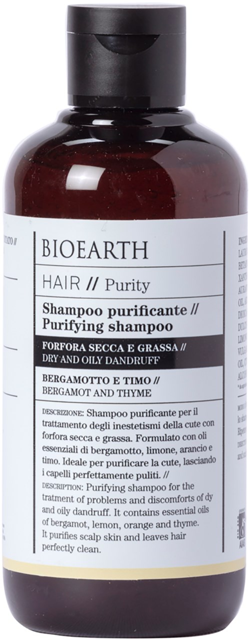 Een donkerbruine fles met zuiverende shampoo en een wit label met merk, instructies en ingrediënten.
