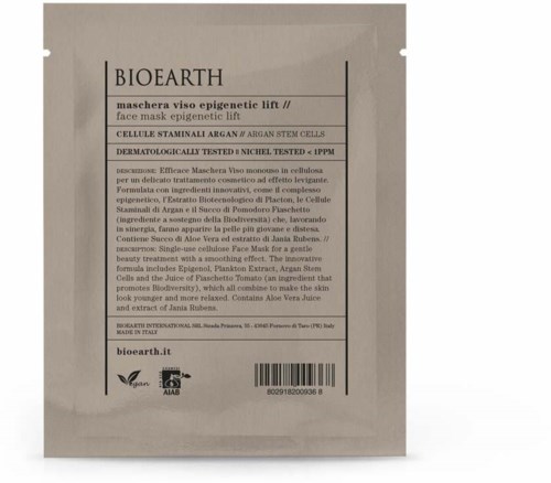 Een gezichtsmaske-verpakking genaamd 'BIOEARTH' met details over ingrediënten, voordelen en testen. Voor huidverzorging.