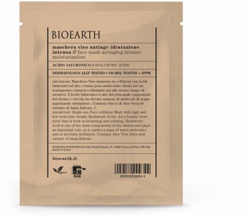 De verpakking bevat een gezichtsmasker met ingrediënten zoals hyaluronzuur en aloë vera, voor hydratatie van de huid.