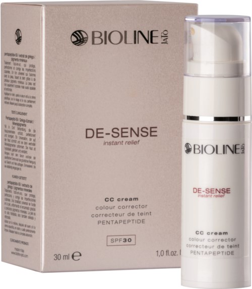 Et hudpleieprodukt i flaske med pumpe og eske. Produktet heter Bioline De-Sense CC Cream med SPF 30.