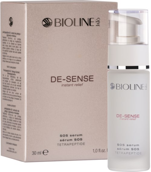 En hudvårdsprodukt vid namn Bioline De-Sense SOS Serum i en vit flaska med pump, och dess låda bakom.