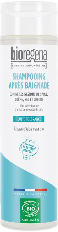 Eine lange weiße Flasche mit blauer und grüner Aufschrift, zeigt eine Shampoo-Marke, Aloe Vera und umweltfreundliche Symbole.