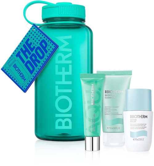 Sett med Biotherm hudpleieprodukter, inkludert stor blågrønn flaske, renseprodukt, fuktighetskrem og en mindre tube, med lysegrønn og hvit emballasje.