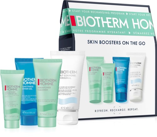 Ein Set aus Biotherm Homme Hautpflegeprodukten, inklusive Reinigungs- und Feuchtigkeitsprodukten, mit dem Slogan "Skin Boosters On The Go."