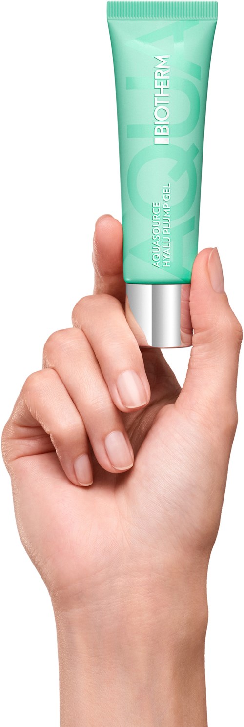En hand håller en grön tub med Biotherm-produkt med silverlock, mot en vit bakgrund.