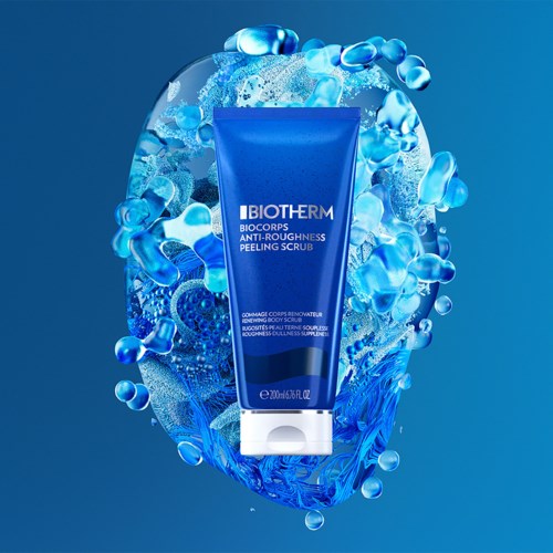 Sininen putki Biotherm Biocils Anti-Roughness Peeling Scrub veden ja kuplien ympäröimänä.