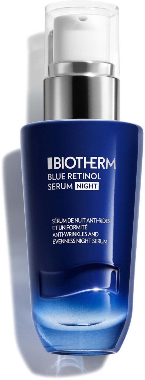 En blå flaska med pump, märkt Biotherm Blue Retinol Serum Night, för anti-aging och nattvård.
