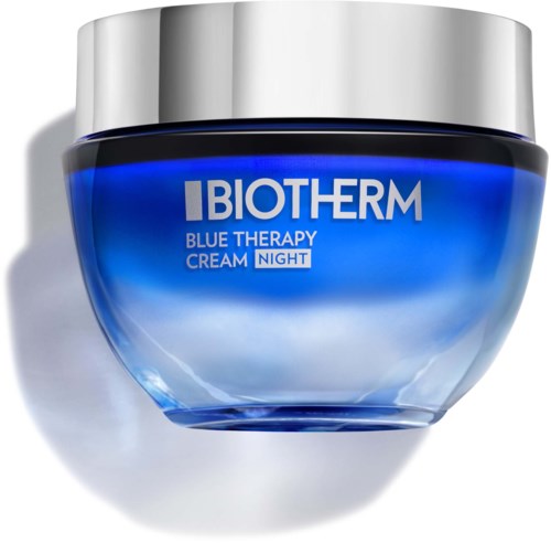 Blå kruka med Biotherm hudvårdskräm och silverlock. Etiketten visar att den är för nattbruk.