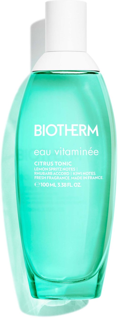 Eine Flasche Biotherm Eau Vitaminee mit hellblauer Flüssigkeit, beschriftet Citrus Tonic.