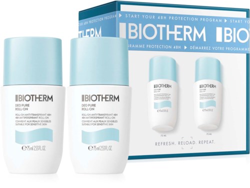Två små vita flaskor med ljusblå lock och en box bakom dem, alla märkta 'Biotherm' och lämpliga för hudvård.
