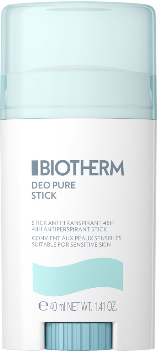 Een witte deodorantstick met een doorzichtige blauwe dop, gemarkeerd 'Biotherm Deo Pure Stick' voor gevoelige huid.