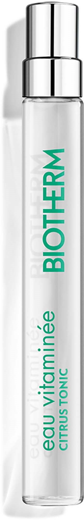 Een heldere cilindervormige sprayfles met een zilveren dop, gemarkeerd BioTherm citrus tonic met vitamine U en water.