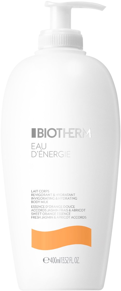 Een witte fles met pomp, met label Biotherm Eau d'Energie, voor lichaamscrème of lotion.