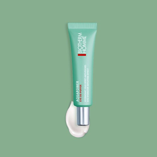 Eine grüne Tube Augencreme von Biotherm Homme mit einer kleinen Menge, die herauskommt.