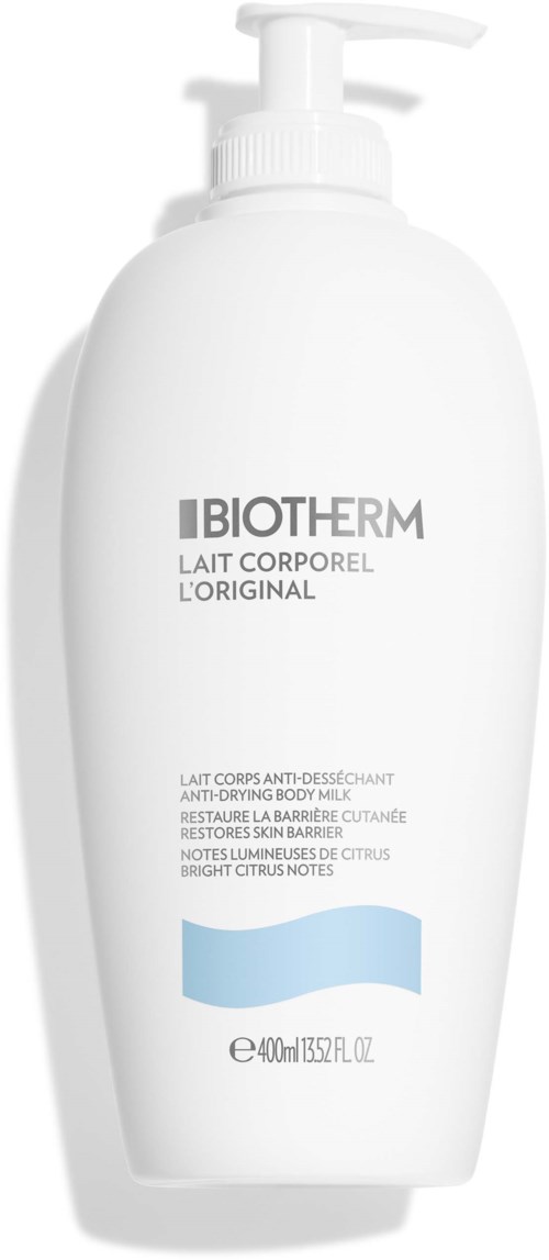 Eine weiße Flasche mit Pumpkopf enthält Biotherm Anti-Trockenheit Körpermilch mit Zitrusduft. Sie hat ein blaues Wellenmuster.