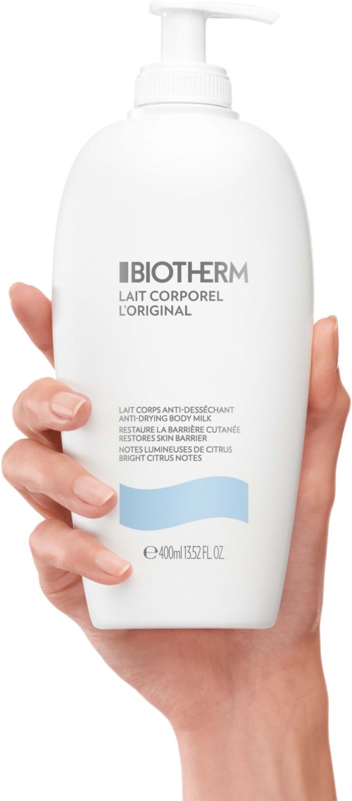 Eine Hand hält eine weiße Flasche mit Biotherm-Körpermilch mit Pumpe. Die Flasche hat ein hellblaues Etikett und Text.