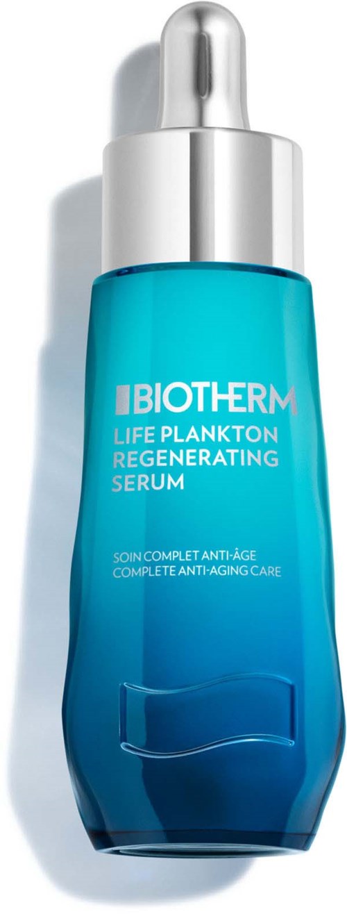 Een blauwe fles Biotherm Life Plankton Regenerating Serum met zilveren dop. Ontworpen voor anti-aging huidverzorging.