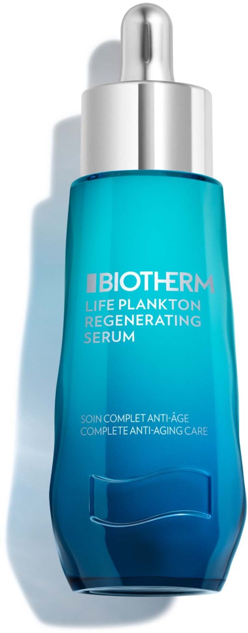 Een blauwe fles met zilveren druppelkop, met label 'Biotherm Life Plankton Regenerating Serum,' staat rechtop.