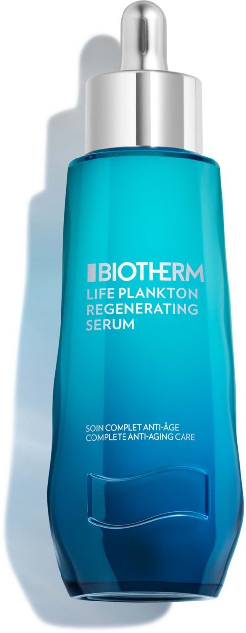 Een blauwe glazen fles met een zilveren pipetdop voor Biotherm Life Plankton Regenerating Serum.