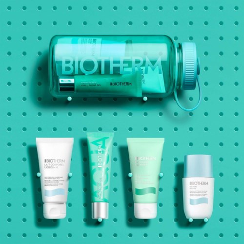 Läpinäkyvä Biotherm-merkitty putki, jossa on neljä ihonhoitotuotetta, taustalla tummansininen pilkullinen pintamateriaali.