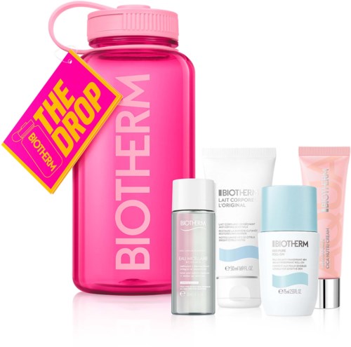 Set med Biotherm hudvårdsprodukter med en stor rosa vattenflaska märkt Biotherm. Innehåller små flaskor och tuber.